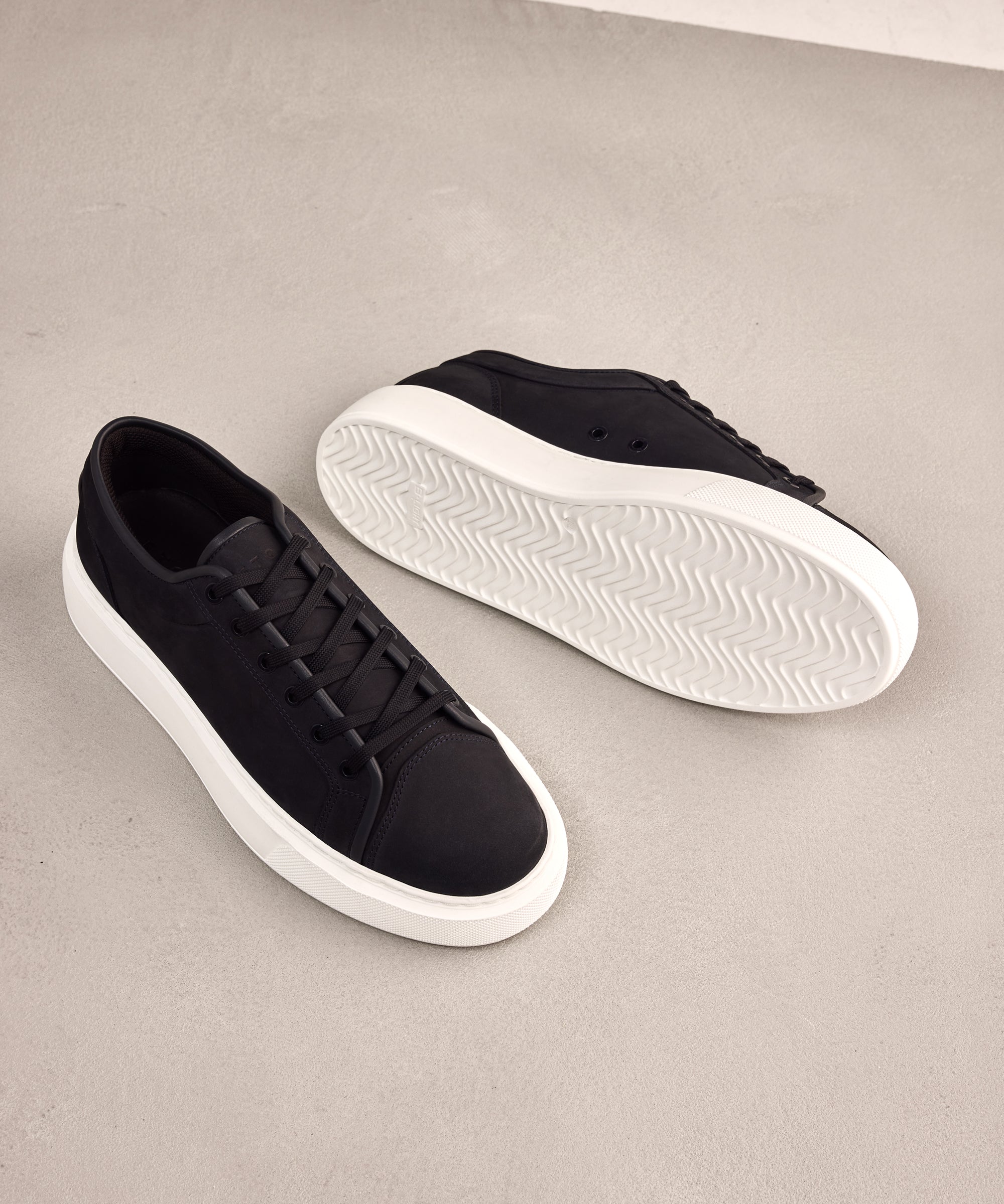 LT 01 Shades Platform Jet Black