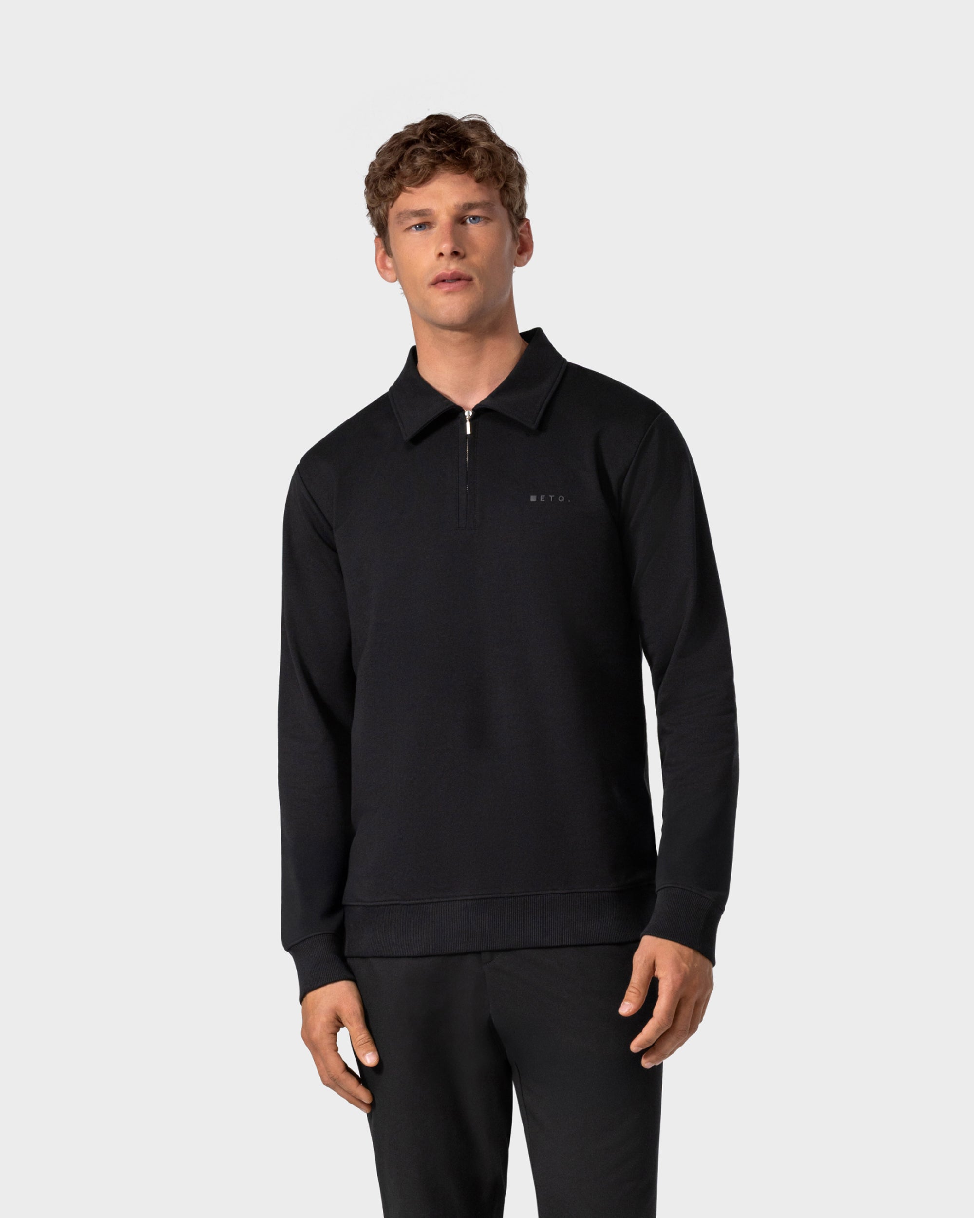 SW 02 Marked Half Zip Black 2.0 – černá mikina s krátkým zipem ze strečové bavlny
