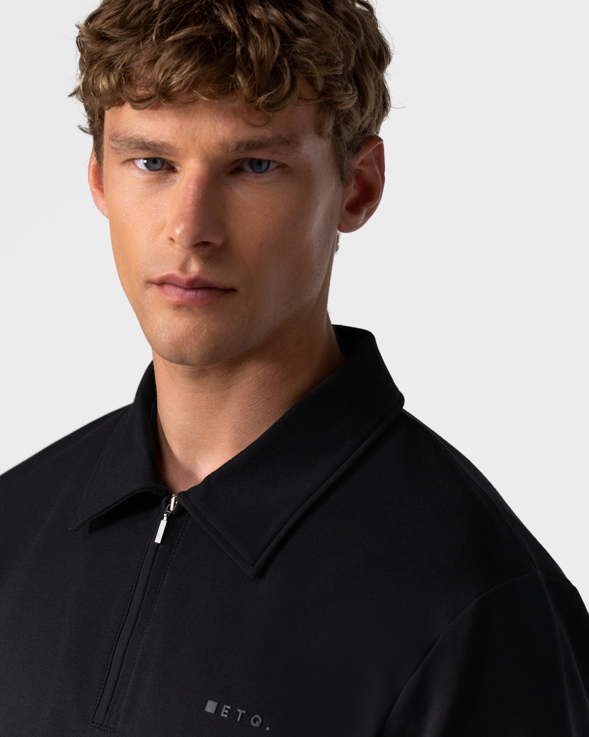 SW 02 Marked Half Zip Black 2.0 – černá mikina s krátkým zipem ze strečové bavlny, foto 4