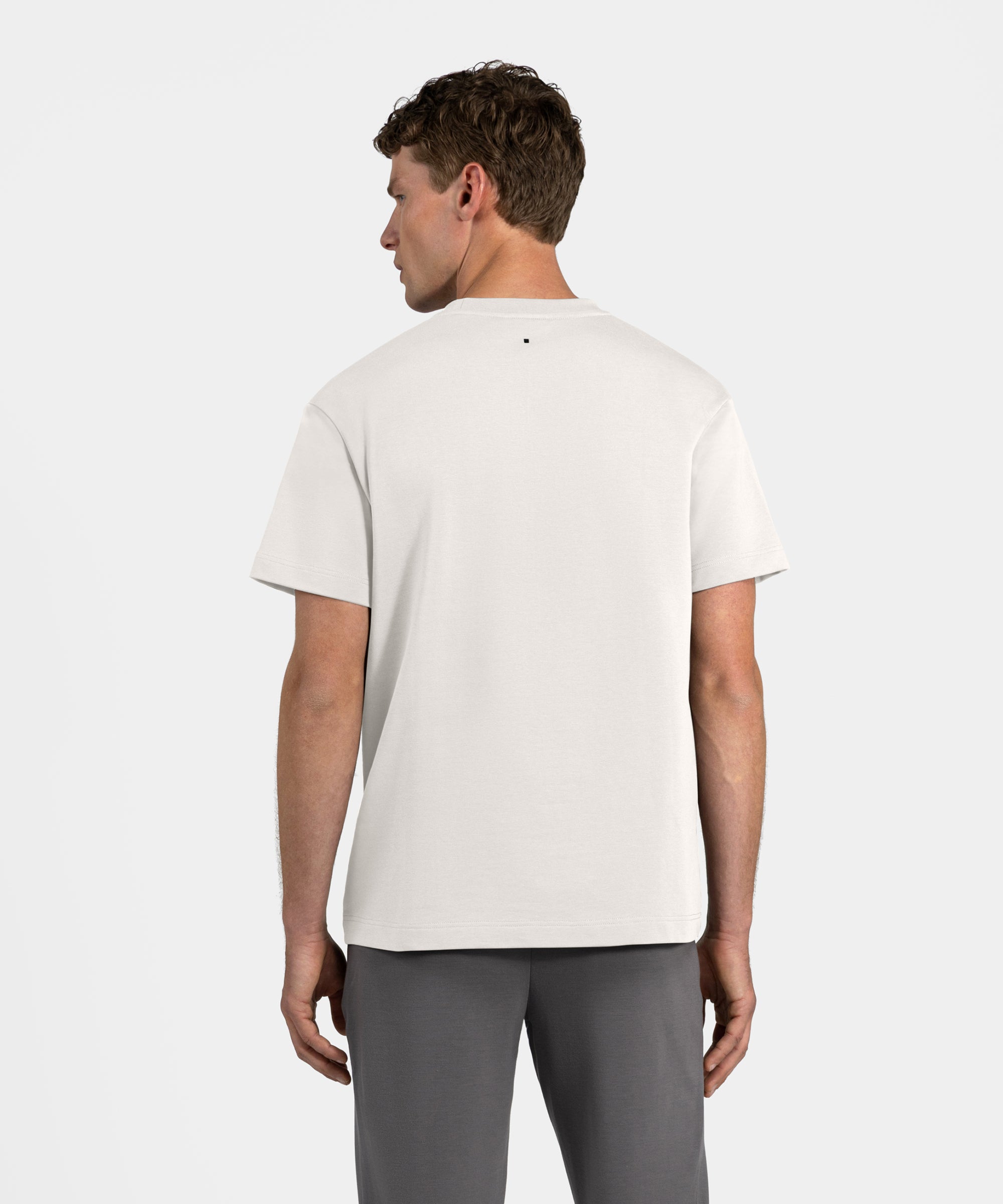 TS 01 Essence Regular Heavyweight Off White 2.0 – bílé tričko ze strečové bavlny, pohled zezadu
