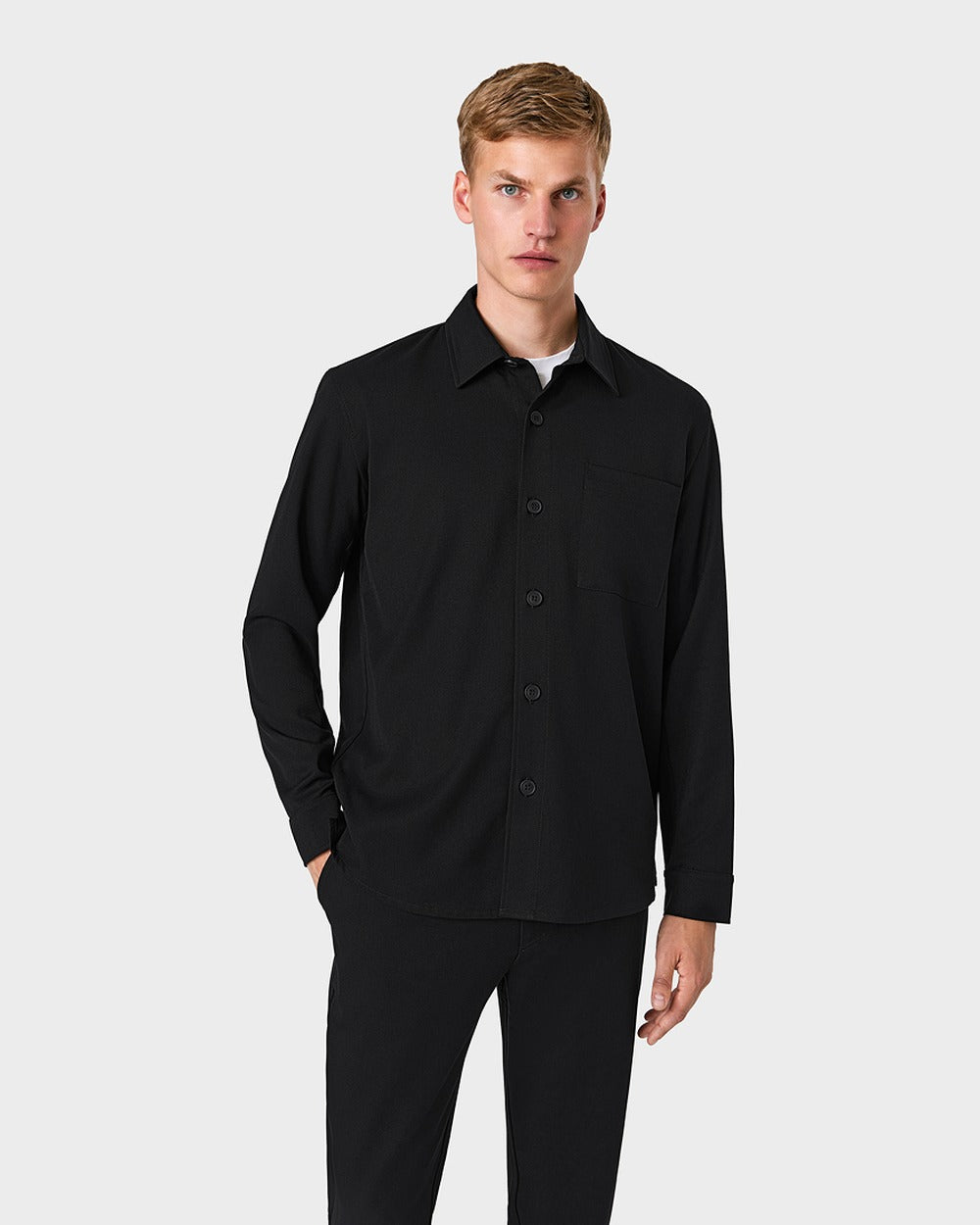 OS 01 Essence Black – overshirt in black stretch twill, photo 2
