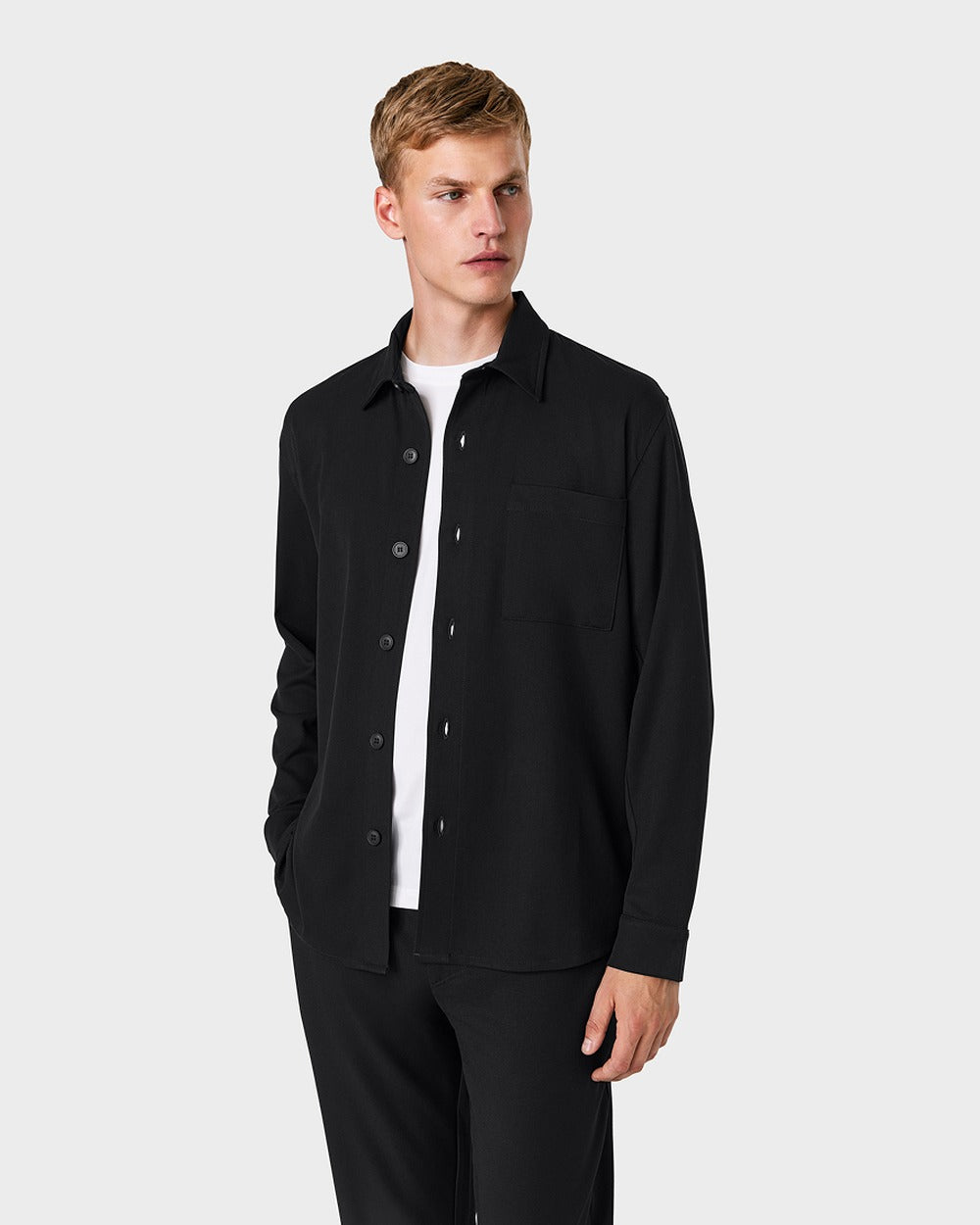 OS 01 Essence Black – overshirt in black stretch twill