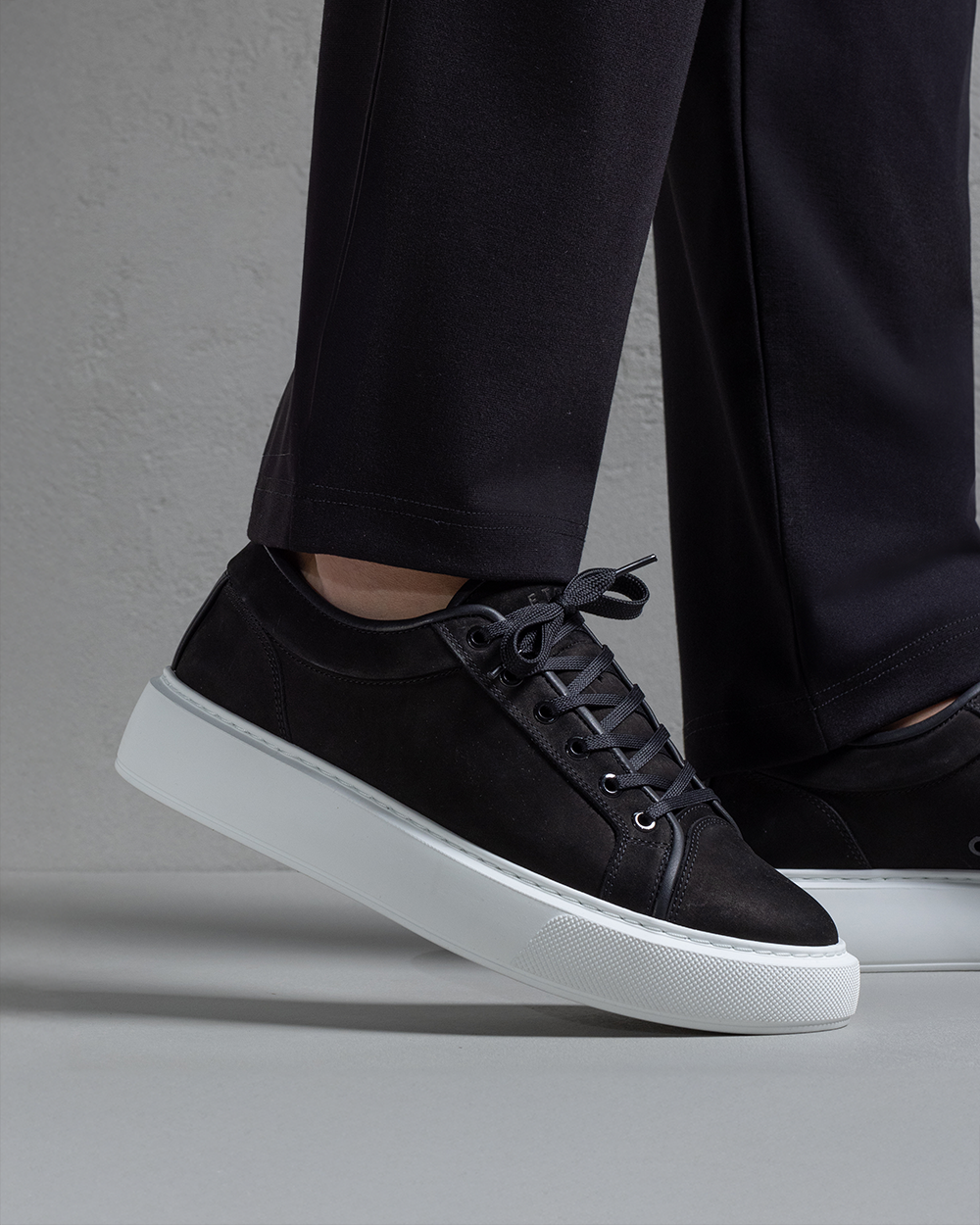 LT 01 Shades Platform Jet Black