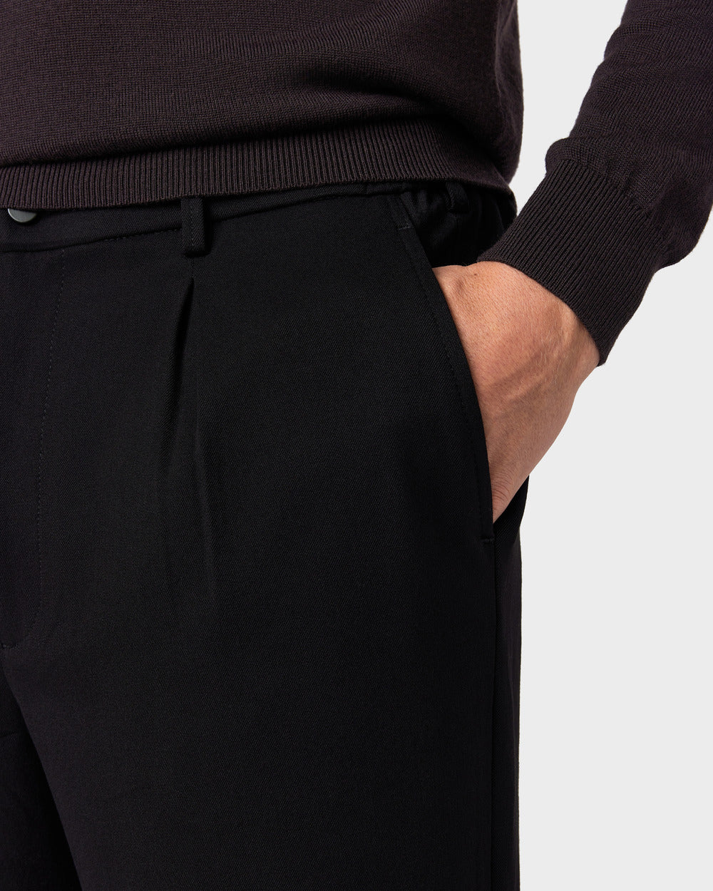 TP 05 Pleated Wide Black – černé kalhoty se sklady z tkaniny Technical Drape Weave, foto 4