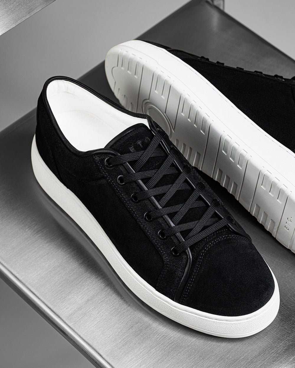 LT 01 Shades Suede Jet Black – sneakers in black suede, photo 3