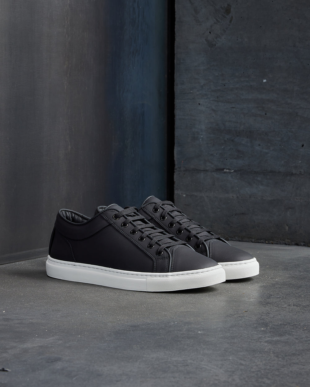 LT 01 Essence Jet Black