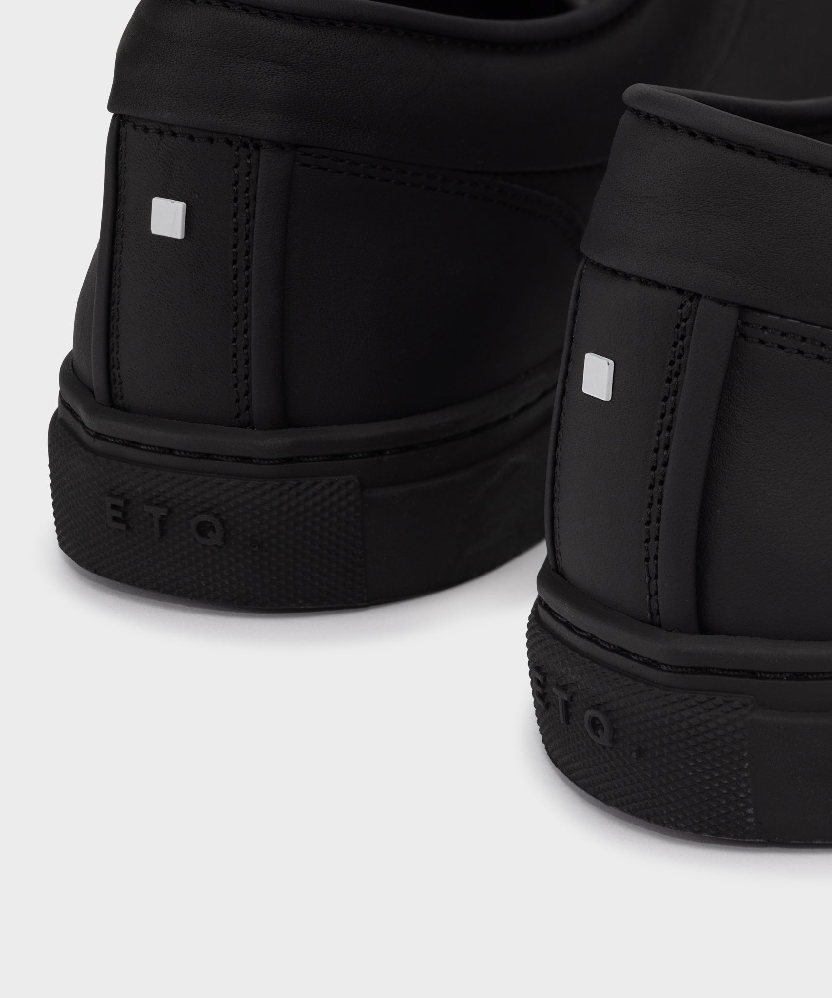 LT 01 Essence All Black