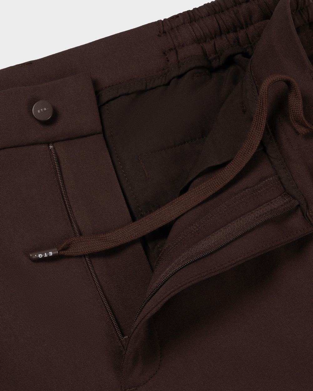 TP 05 Pleated Wide Chocolate – brune bukser med legg i Technical Drape Weave, detalj