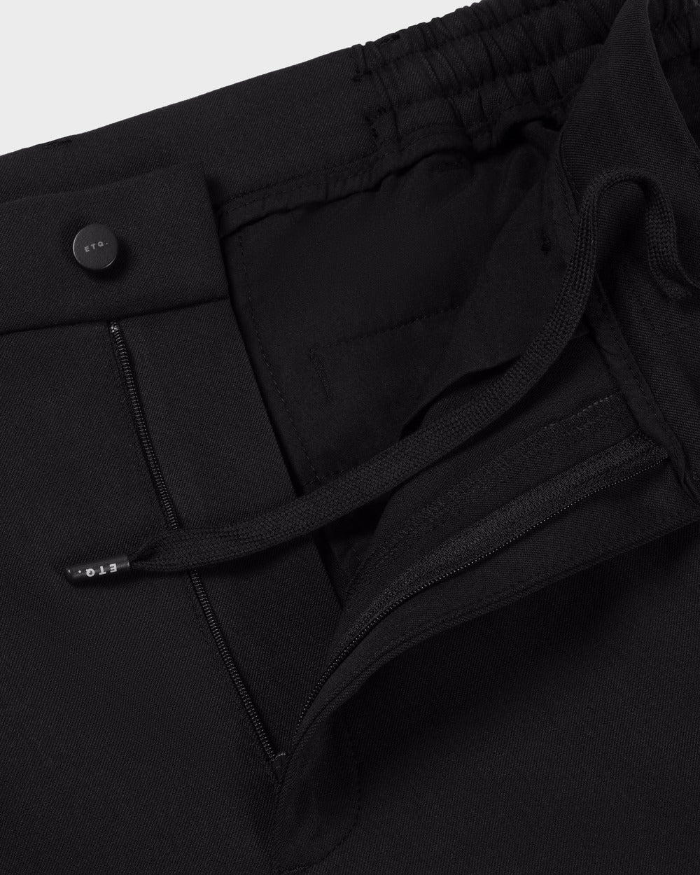 TP 05 Pleated Wide Black – černé kalhoty se sklady z tkaniny Technical Drape Weave, detail