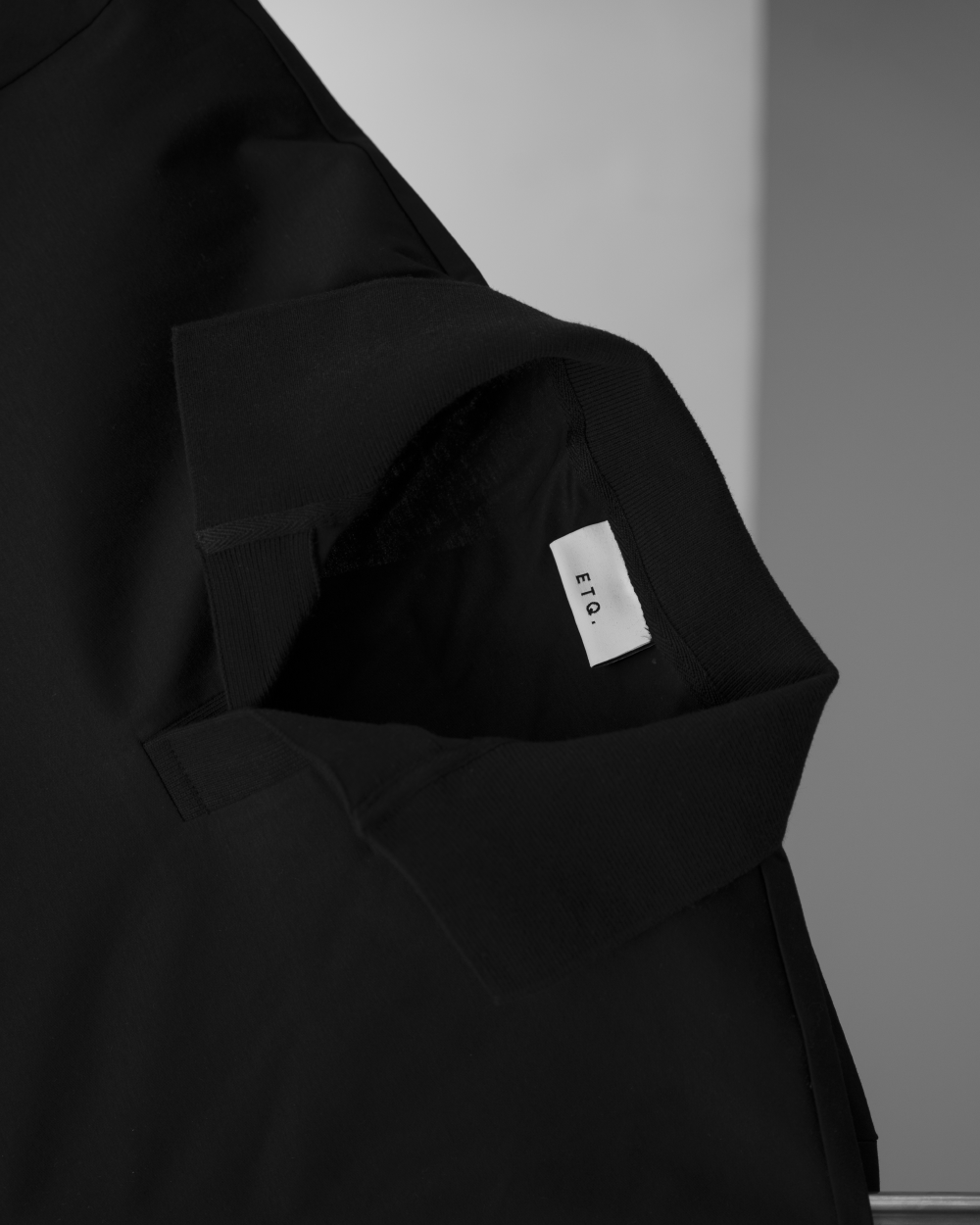 PO 02 Essence Buttonless Black