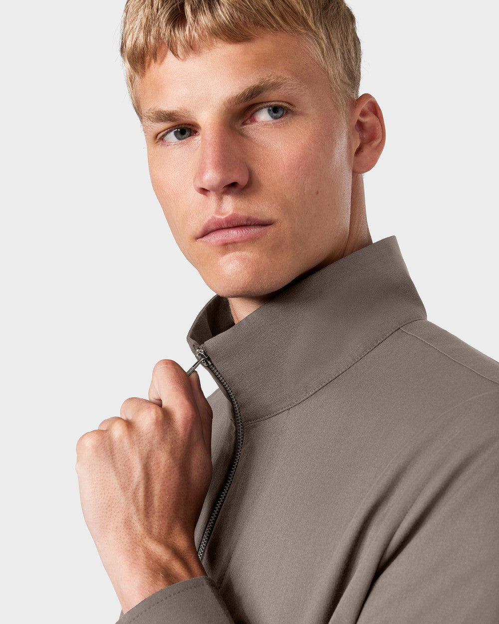 OS 02 Essence Zipped Desert Taupe – zip overshirt in taupe, photo extra