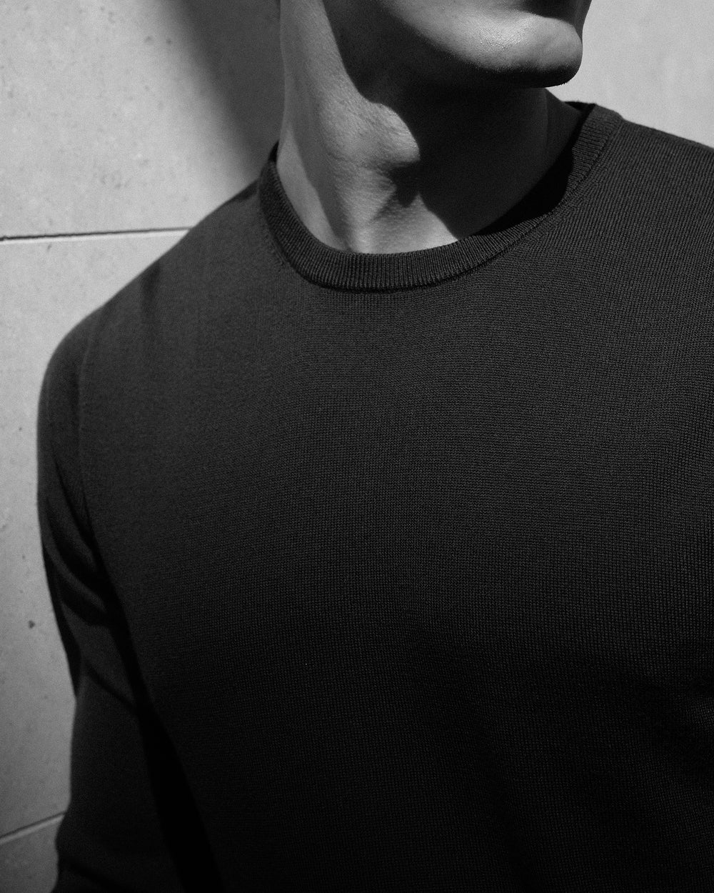 SW 04 Tailored Crewneck Black