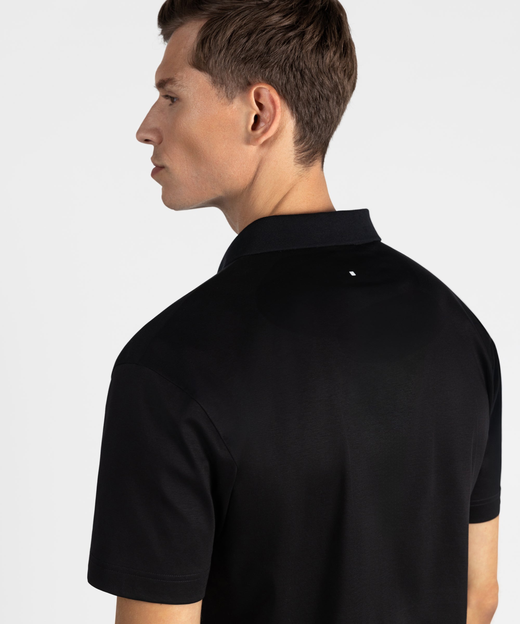 PO 02 Essence Buttonless Black