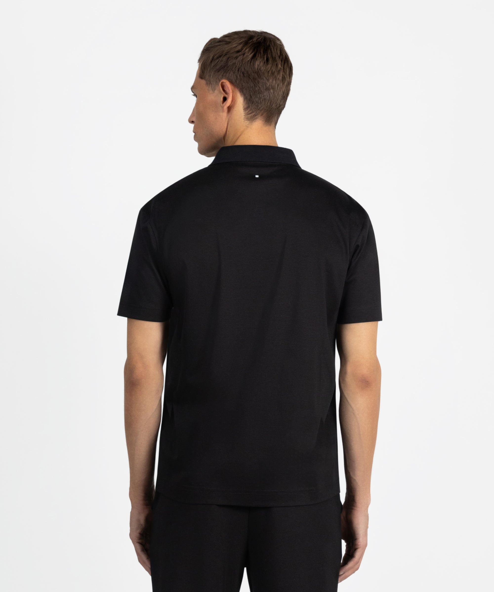 PO 02 Essence Buttonless Black