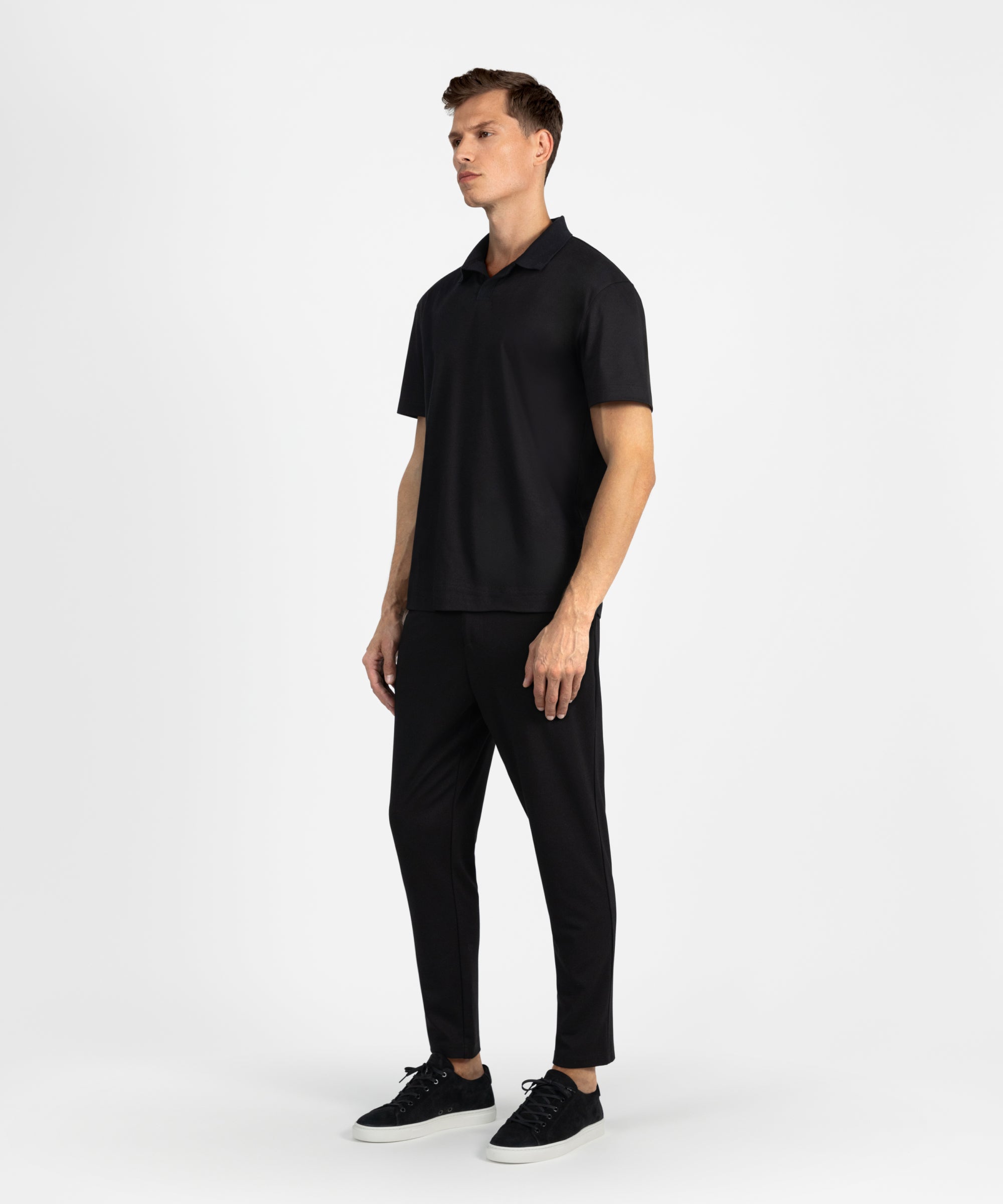 PO 02 Essence Buttonless Black