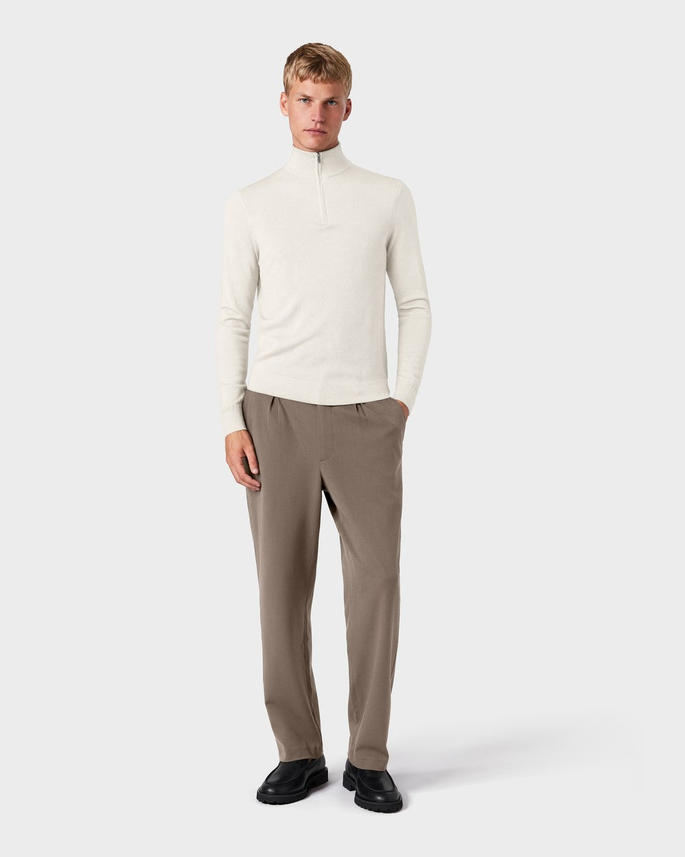 TP 05 Pleated Wide Desert Taupe worn with SW 05 Tailored Half Zip Off White
