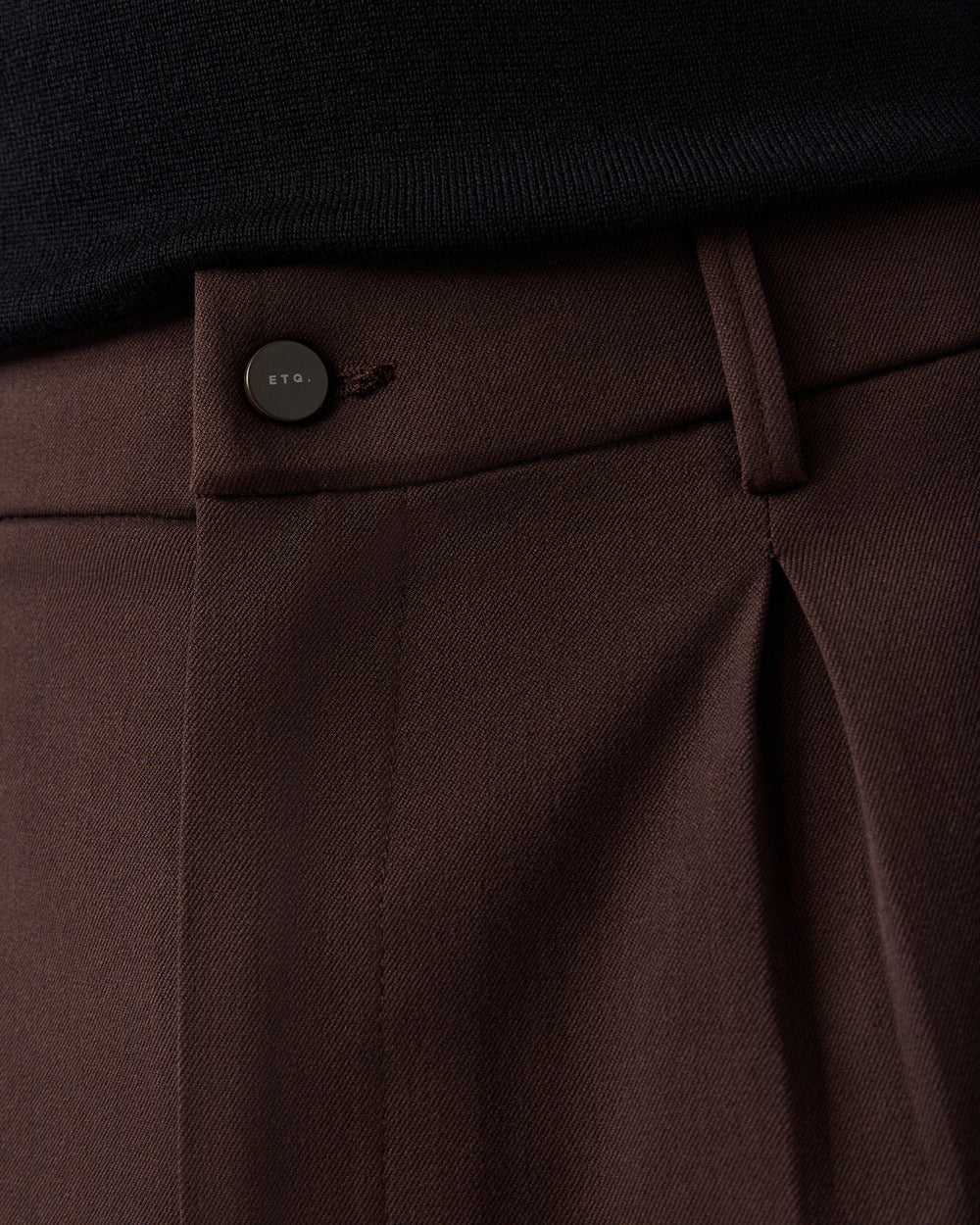 TP 05 Pleated Wide Chocolate – brune bukser med legg i Technical Drape Weave, bilde 4