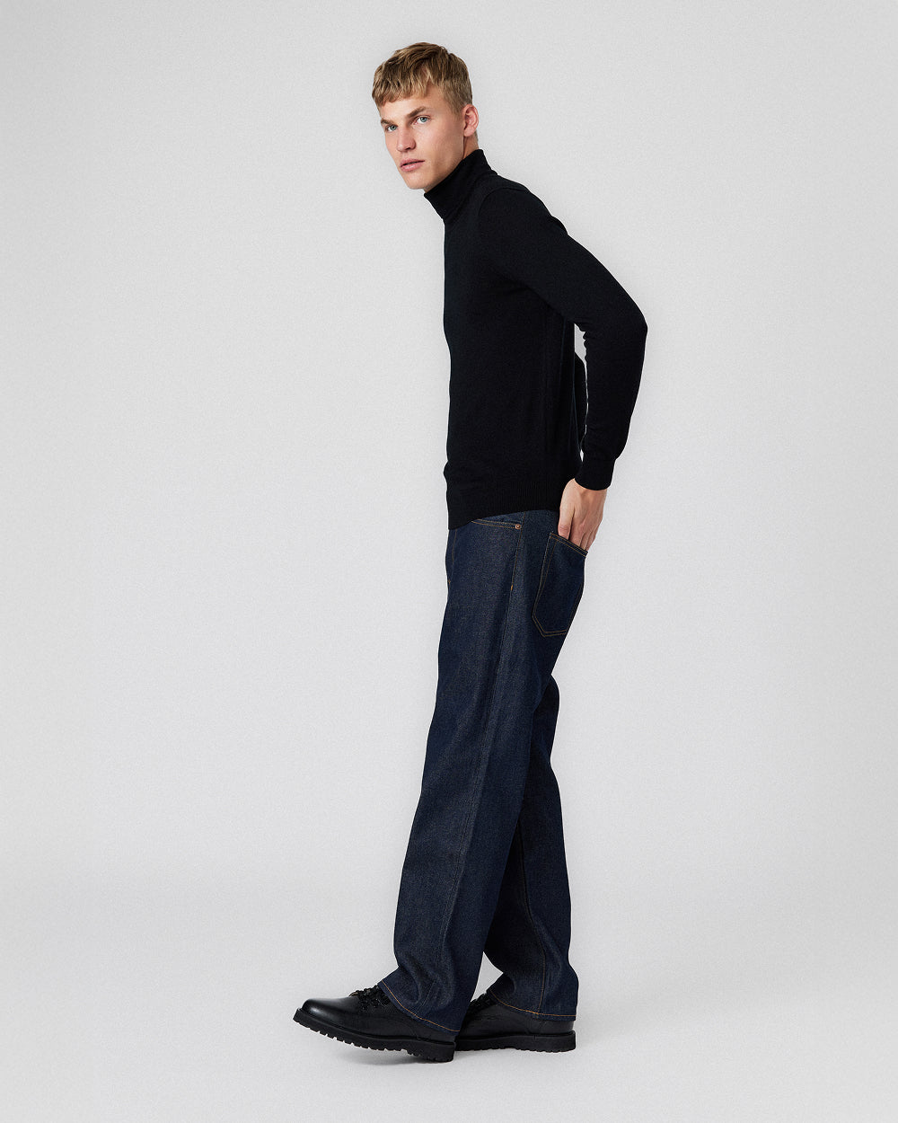 SW 06 Tailored Turtleneck Black
