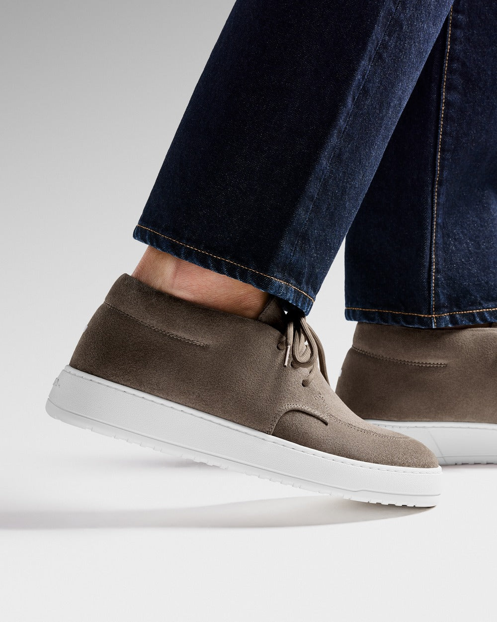 DB 01 Suede Desert Taupe – desert boots in taupe suede, on feet