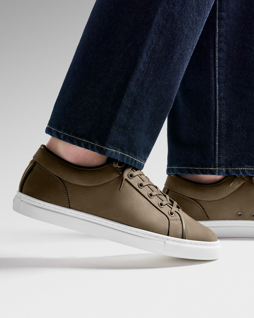 LT 01 Essence Nubuck Desert Taupe – sneakers in taupe nubuck leather, on feet