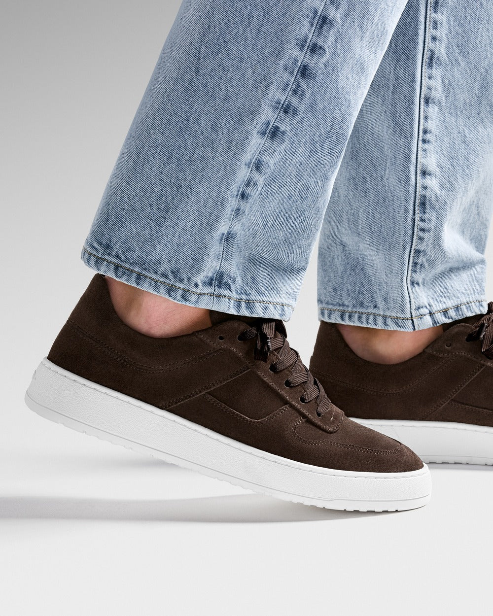 LT 08 Suede Chocolate – sneakers in brown suede, on feet