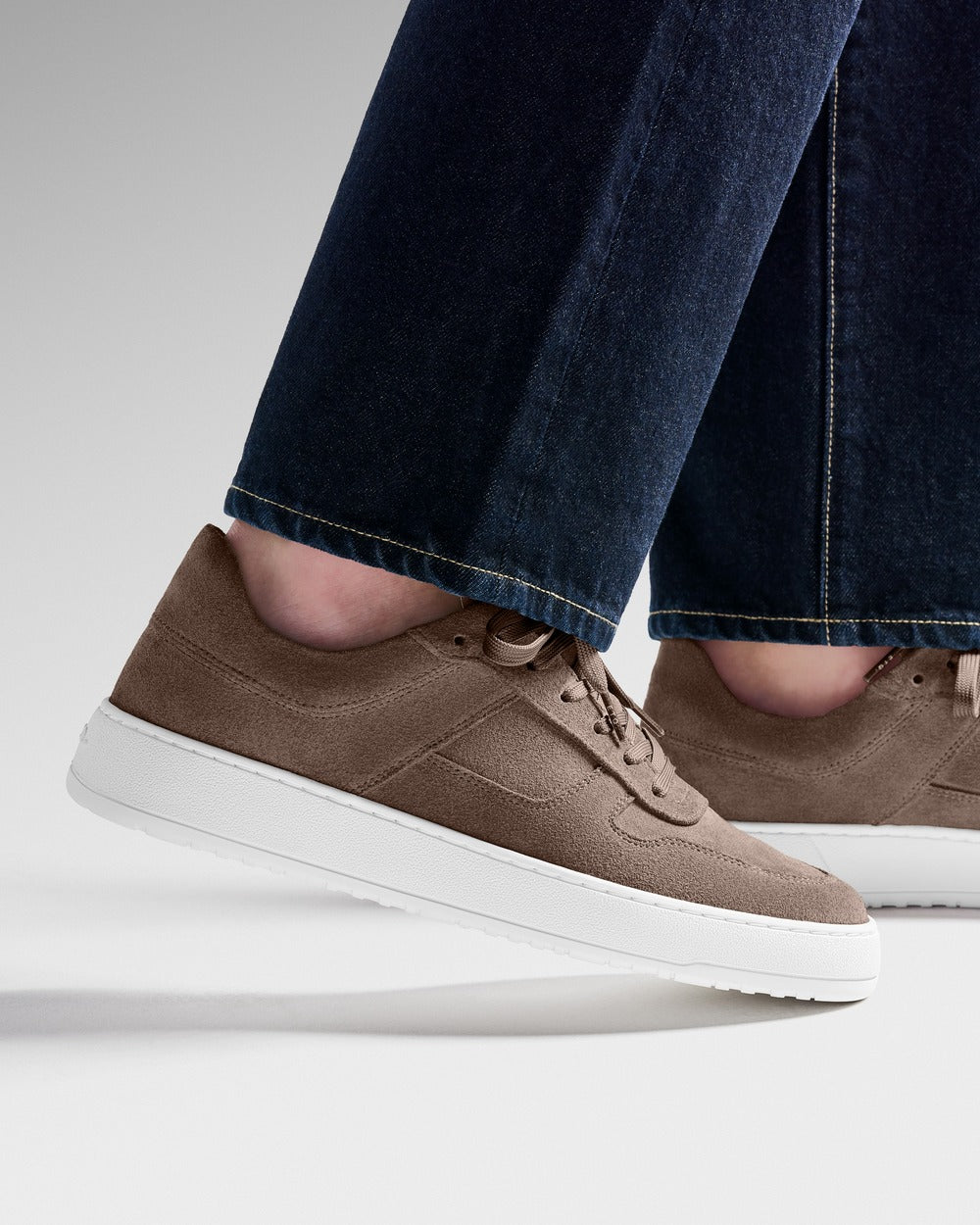 LT 08 Suede Desert Taupe – sneakers in taupe suede, on feet
