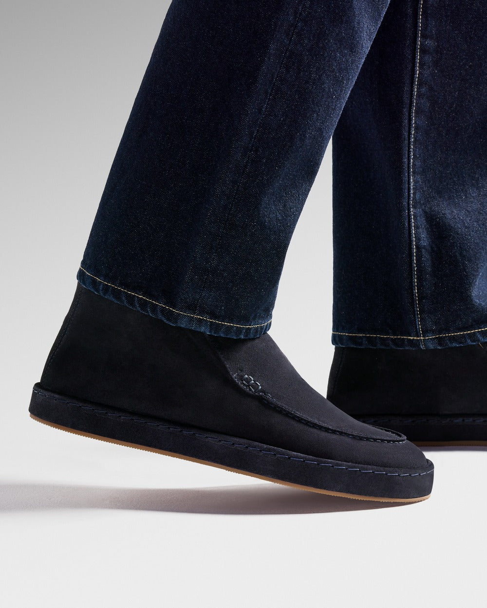ML 02 Full Suede Blueberry – mid loafers in blue suede, on feet