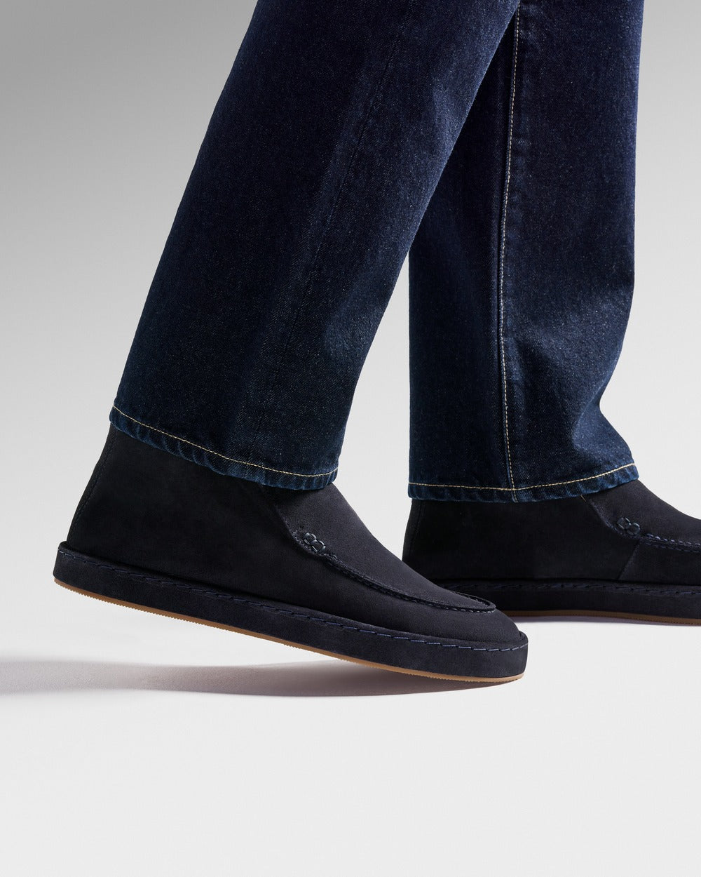 ML 02 Full Suede Blueberry – mid loafers in blue suede, on feet