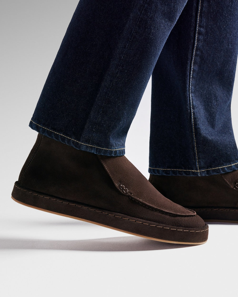 ML 02 Full Suede Chocolate – mid loafers in brown suede, on feet