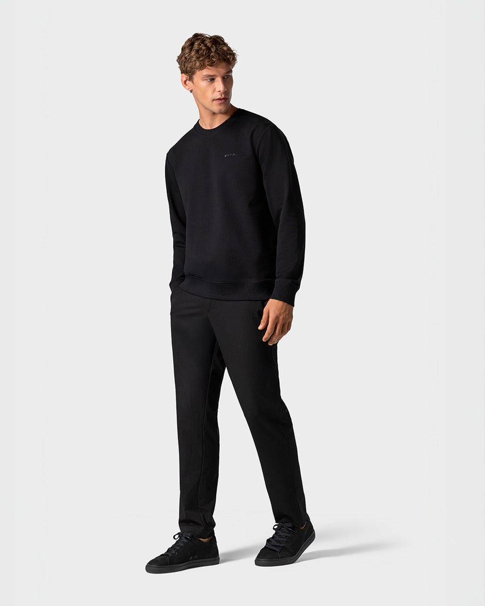 SW 01 Marked Black 2.0 and LT 01 Court Lite Nubuck All Black – sweatshirt and sneakers
